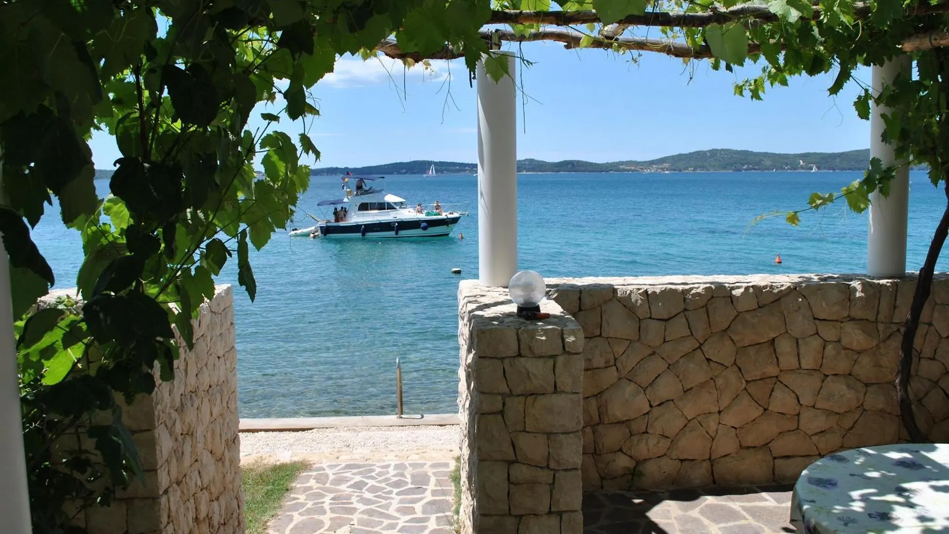 Apartment Cinthija Mit Balkon Direkt Am Strand Bibinje