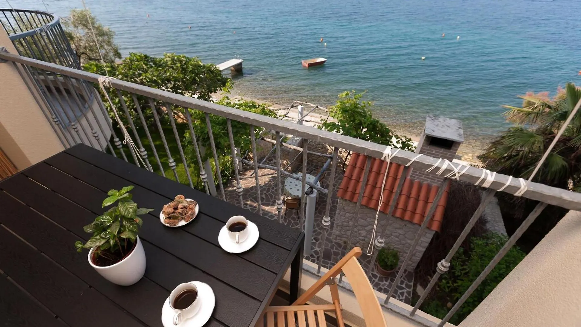 Apartment Cinthija Mit Balkon Direkt Am Strand Bibinje
