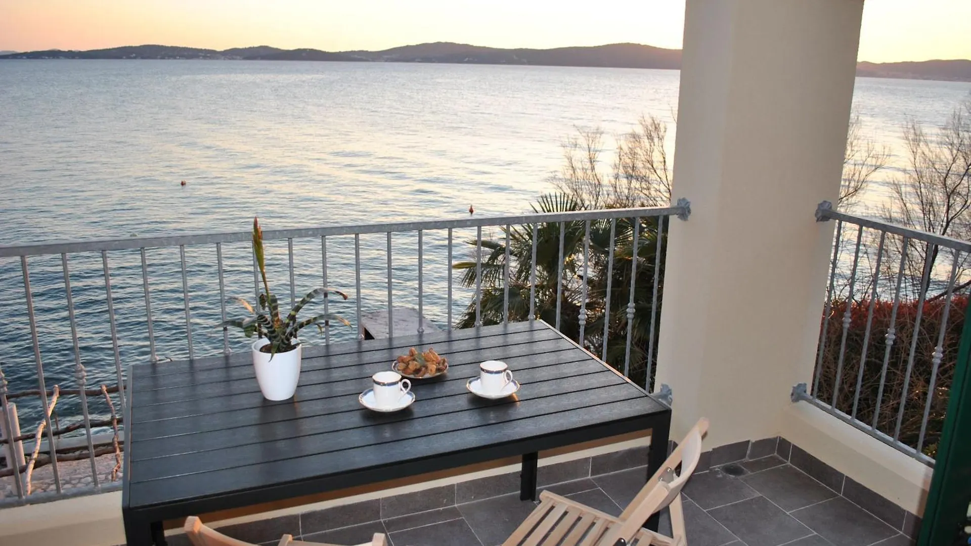 Apartment Cinthija Mit Balkon Direkt Am Strand Bibinje