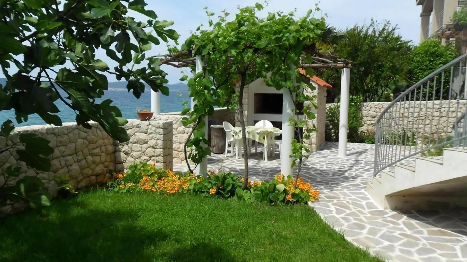 Apartment Cinthija Mit Balkon Direkt Am Strand Bibinje 0*,  Croatia